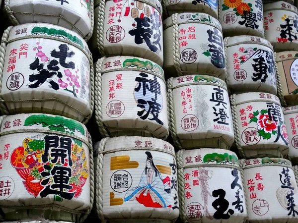 Grande gruppo di botti di Sake esposti al Santuario Mejii di Tokyo, Giappone — Foto Stock