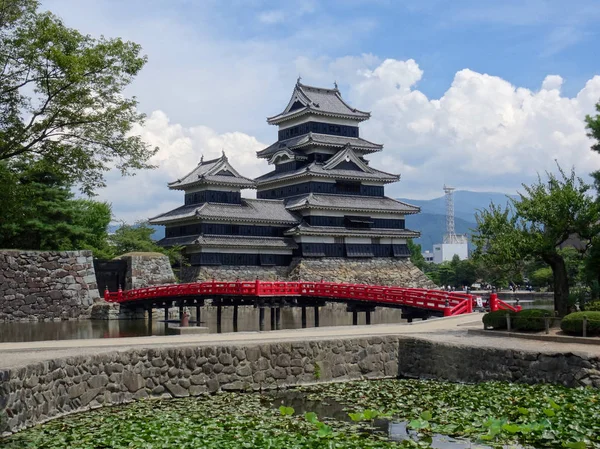 Vista del Castillo Matsumoto de madera negra en Japón — Foto de Stock