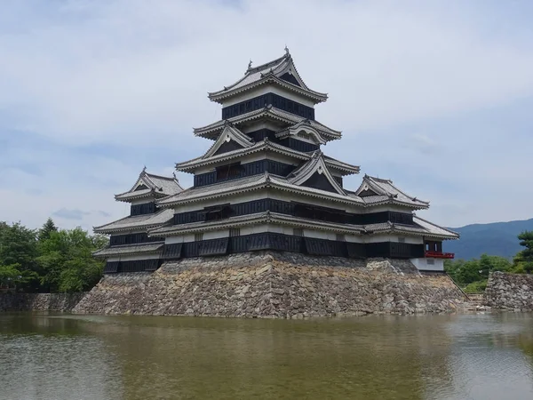 Pohled na černý dřevěný Matsumoto Castle v Japonsku — Stock fotografie