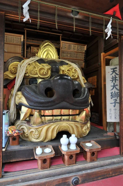 Retrato de uma grande Estátua de Cabeça de Leão Masculino no Santuário Inari Jinja Namiyoke em Tóquio, Japão — Fotografia de Stock