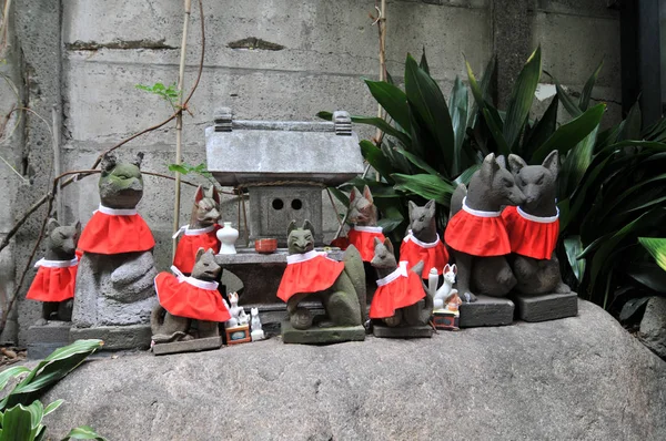 Fox plastiky (Kitsune) lemují svatyni Namiyoke Inari Jinja v Tokiu, Japonsko — Stock fotografie