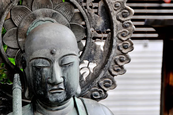 Nahaufnahme der Jizo-Bosatsu-Statue im Senso-ji-Tempel in Tokio, Japan — Stockfoto