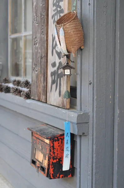 Sino de vento típico pendurado no alpendre de entrada do ponto de informações turísticas em Tsumago, Japão — Fotografia de Stock