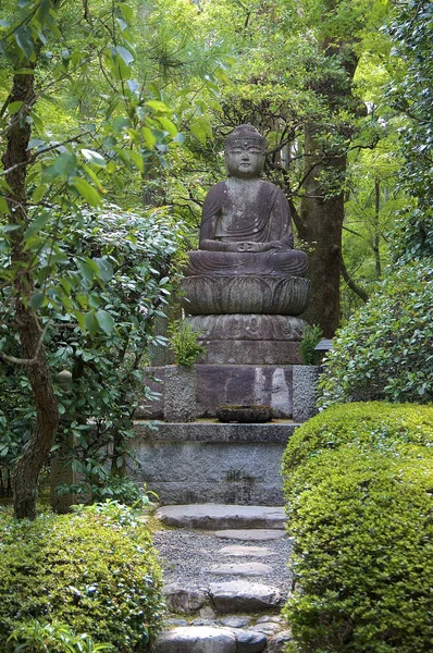 Hermosa estatua de Buda en el templo Ryoan-ji en Kyoto, Japón —  Fotos de Stock