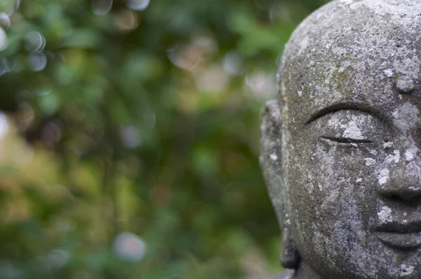 Imagem de perto da estátua de Buda de pedra no Templo Eikando em Kyoto, Japão — Fotografia de Stock