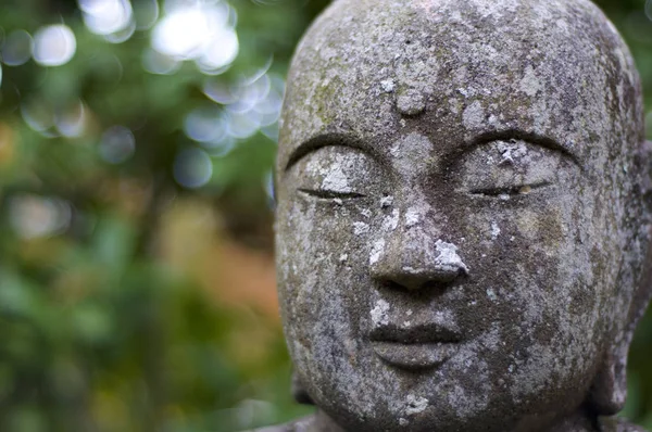 Zamknij się obraz kamienny posąg Buddy w świątyni Eikando w Kioto, Japonia — Zdjęcie stockowe
