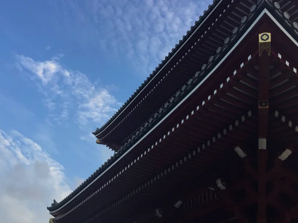 Low angle view of the beautiful wooden roof of the Senso-ji temple in Tokyo, Japan — Stock Photo, Image