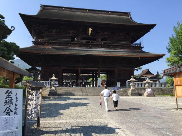 Vista de la Puerta de Sanmon en el templo Zenko-ji en Nagano, Japón —  Fotos de Stock