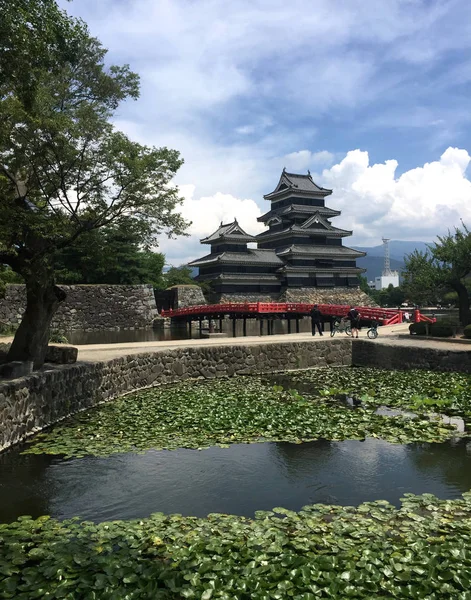 Vista del Castillo Matsumoto de madera negra en Japón — Foto de Stock