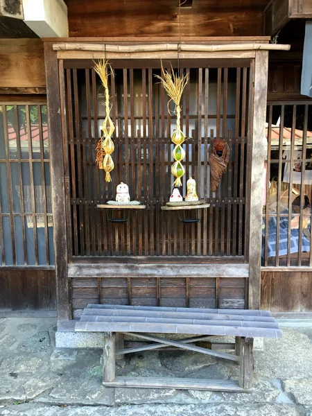 Típica decoración de ventanas de una casa tradicional japonesa en Nakasendo Road, Japón —  Fotos de Stock