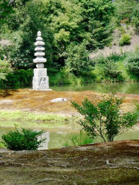 Kinkaku-Ji tapınağında Beyaz Yılan Höyüğü veya beyaz yılan Pagoda (Hakuja-No-tsuka) görünümü