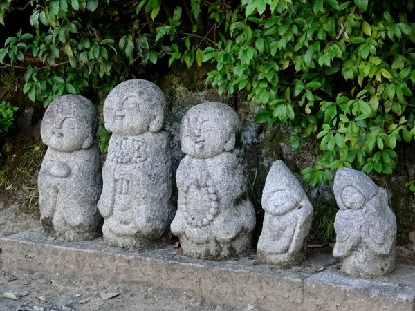 Detail malý Nagomi ochraňuje sochy umístěné mimo Arashiyama bambusový Les, Kjóto — Stock fotografie