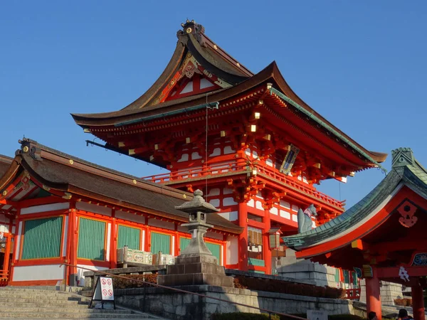 Boční pohled na Fushimi Inari Taisha svatyně v Kjótu, Japonsko — Stock fotografie