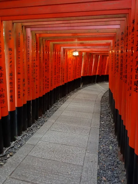 Hermosa vista de las puertas rojas de Torii en el Santuario Inari de Fushimi en Kyoto —  Fotos de Stock