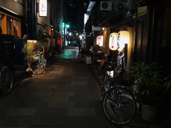 Vue de nuit sur le charmant quartier de Pontocho situé à Kyoto, Japon — Photo
