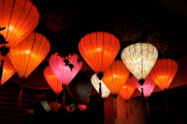 Large group of red and purple paper lanterns hanging on a entrance porch — Stock Photo, Image