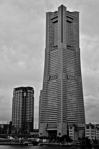 Yokohama City, Japonya Yokohama Landmark kule siyah ve beyaz resim — Stok fotoğraf