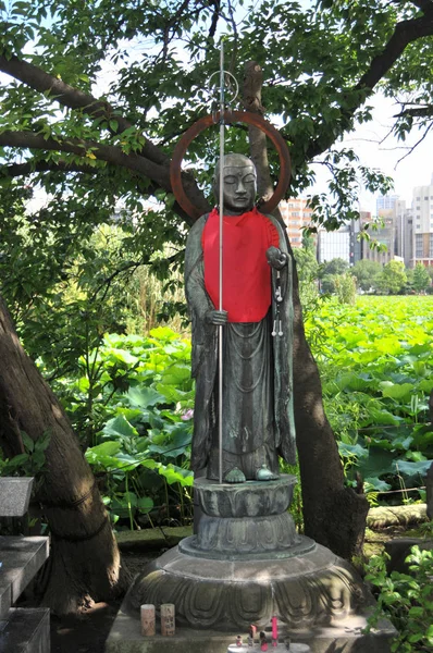 Imagen de la hermosa estatua de bronce de Jizo en el Parque de Ueno, Tokio —  Fotos de Stock