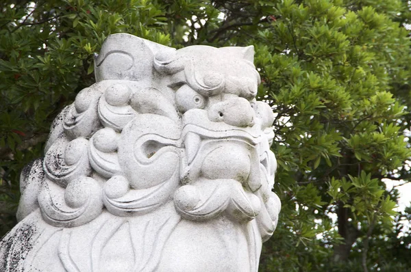 Kamenná socha velkého Komainu (psa-lev jako strážce) v Izanagi svatyni — Stock fotografie