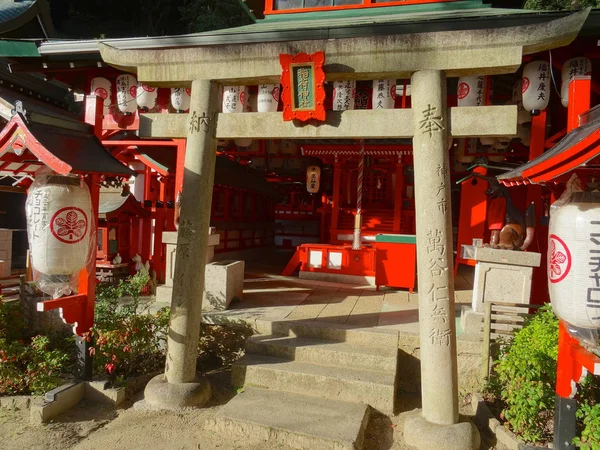 在日本神户的苏瓦神社关闭石制鸟居大门 — 图库照片