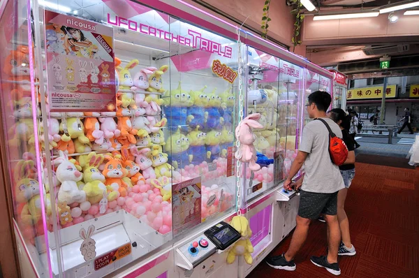 Tokyo 'da Japon oyuncak vinç Vending makine önünde insanlar