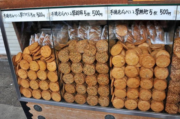 Photo rapprochée de biscuits de riz japonais typiques — Photo