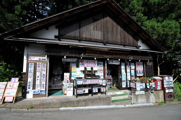 典型的な日本の田舎のミニマートの眺め — ストック写真