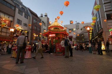 Kobe 's Chinatown Halk Meydanı ve Pagoda akşam