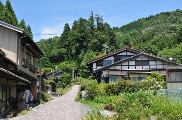 Vue de quelques maisons de campagne typiquement japonaises sur le célèbre sentier routier de Nakasendo — Photo