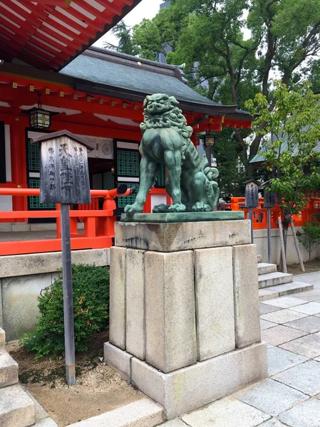 Bild av en brons Komainu (hund-lejon som) staty av Ikuta Shrine i Kobe City, Japan — Stockfoto