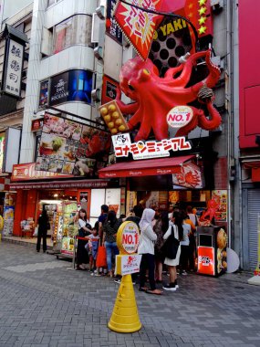 Ünlü Dotonbori Gıda Alanı ve onun eksantrik reklam panoları