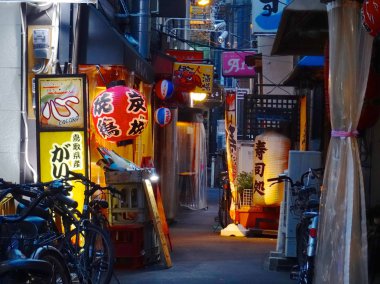 Umeda bölgesinde güzel ışıklı yan yol, Osaka