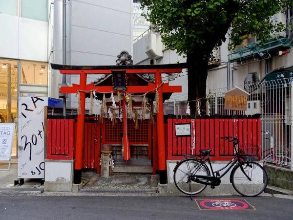 Petit sanctuaire shintoïste dans la région d'Umeda — Photo