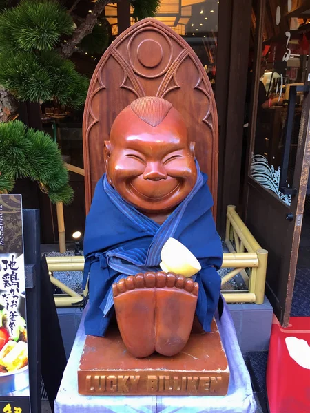 Imagen de cerca de una estatua Billiken sonriente en Osaka —  Fotos de Stock