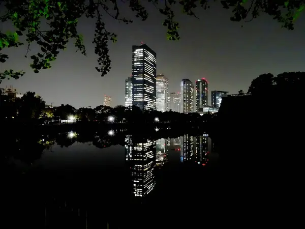 Vue de nuit de quelques bâtiments illuminés d'Osaka — Photo