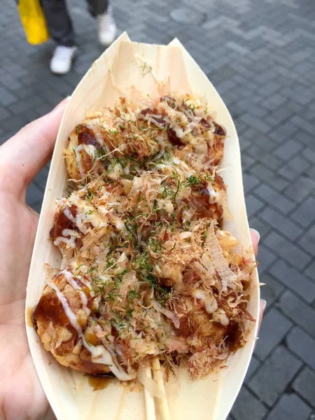 Mão feminina segurando placa Takoyaki — Fotografia de Stock