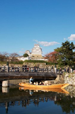 Himeji kalesi ve giriş köprüsü yolunun görünümü