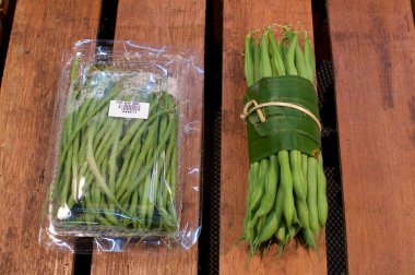 Muz yaprakları na sarılmış sebze vs plastik ambalaj