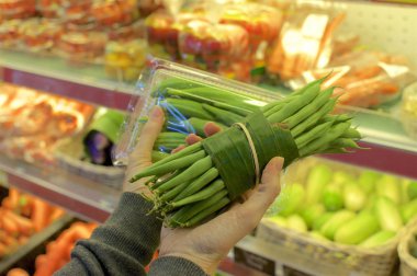 Muz yaprakları na sarılmış sebze vs plastik ambalaj