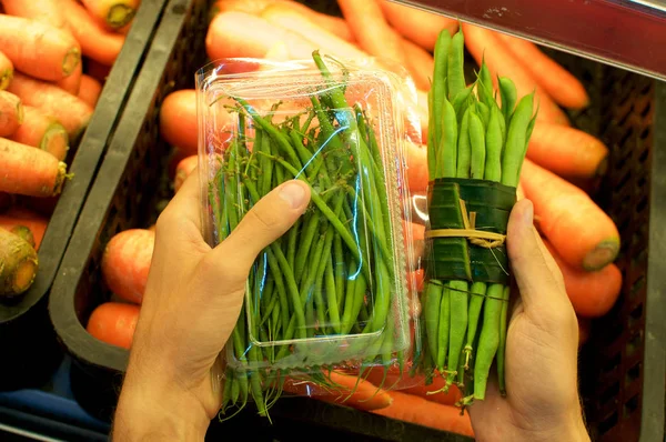 Muz yaprakları na sarılmış sebze vs plastik ambalaj