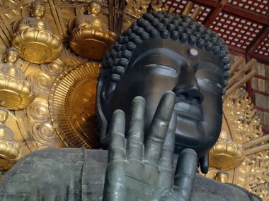 Nara'daki Todai-ji tapınağındaki büyük Buda Heykeli