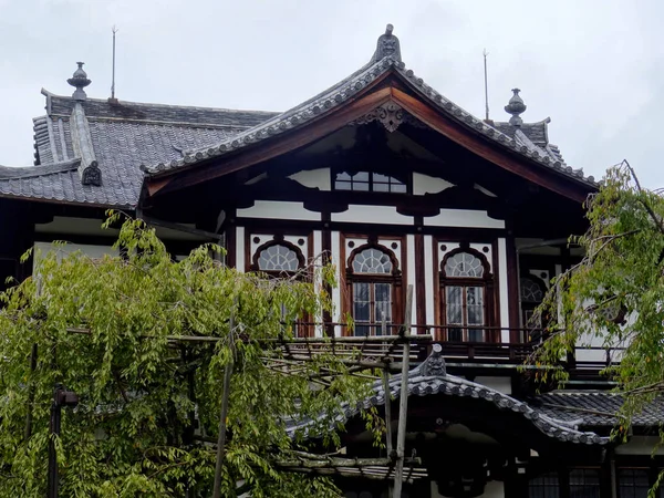 Piękny drewniany budynek położony wewnątrz Nara Park, Japonia — Zdjęcie stockowe