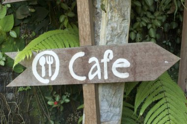 Tahta ok şeklinde kafe işareti