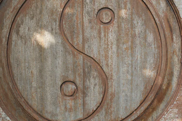 Символ Інь-Янь, вирізаний на дерев'яних дверях — стокове фото