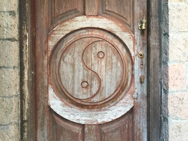 Yin-Yang symbol carved on wooden door — 스톡 사진