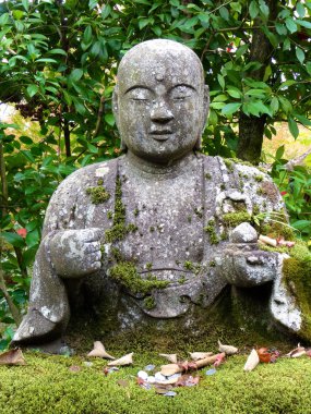 Kyoto 'daki Eikando tapınağında güzel Buddha heykeli 'nin resmini yakın