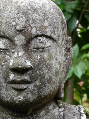 Kyoto 'daki Eikando tapınağında güzel Buddha heykeli 'nin resmini yakın