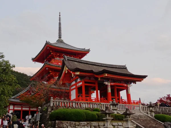 Hermosa puerta y pagoda del templo Kiyomizu dera — Foto de Stock