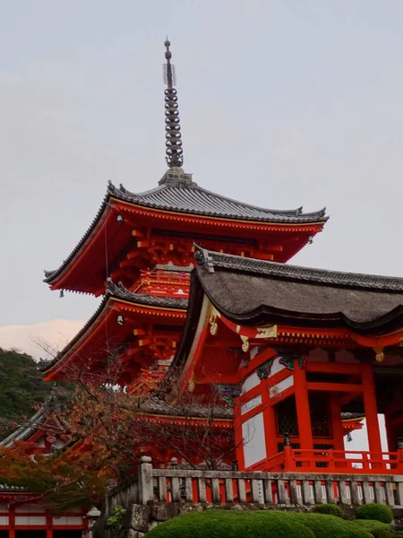 Belo portão e pagode do templo de Kiyomizu-dera — Fotografia de Stock