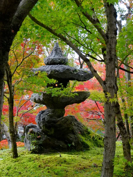 Japanische Steinlaterne am Eikando-Tempel in Kyoto — Stockfoto